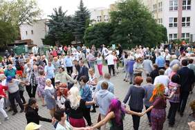 Pokaż zdjęcie: Uczestnicy imprezy integrującej osoby niepełnosprawne pn.: „Pożegnanie Lata w Muzycznych Klimatach”