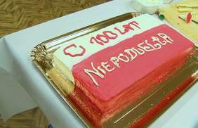 Pokaż zdjęcie: Tort z okazji stulecia odzyskania przez Polskę niepodległości wykonany przez uczestników XXII Abilimpiady w Koninie 