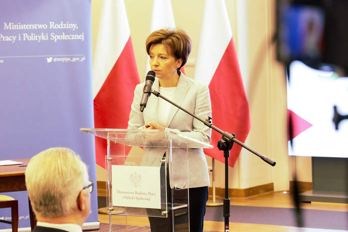 Marlena Maląg podczas wystąpienia w Ministerstwie Rodziny, Pracy i Polityki Społecznej 
