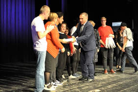 Pokaż zdjęcie: Durektor Oddziału Pomorskiego PFRON wręcza nagrode Aktorom z Gruzji.