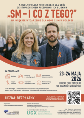 Pokaż zdjęcie: Plakat konferencji „SM – i co z tego?” dla osób ze stwardnieniem rozsianym. Uśmiechnięta kobieta i mężczyzna z pomarańczowymi wstążkami stoją na tle miasta. Widoczne informacje o programie, terminie i kod QR.