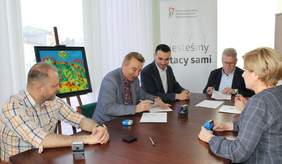 Pokaż zdjęcie: Paweł Piątek,Zbigniew Piątek,Grzegorz Kondracki Członkowie Zarządu As Babuni Sp.z o.o.,Jerzy Dębski Dyrektor Oddziału Lubelskiego PFRON,Janina Włodarczyk specjalista Odziału Lubelskiego PFRON