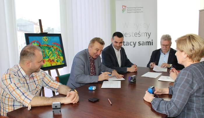 Pokaż zdjęcie: Paweł Piątek,Zbigniew Piątek,Grzegorz Kondracki Członkowie Zarządu As Babuni Sp.z o.o.,Jerzy Dębski Dyrektor Oddziału Lubelskiego PFRON,Janina Włodarczyk specjalista Odziału Lubelskiego PFRON