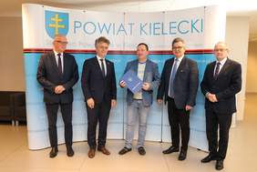 Pokaż zdjęcie: Podpisanie umów