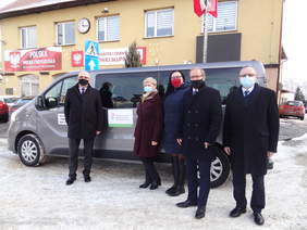 Pokaż zdjęcie: Przekazanie busa w Nowej Słupi