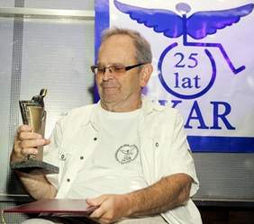 Pokaż zdjęcie: Stanisa_w_Zabi_ski_ze_statuetk_.jpg