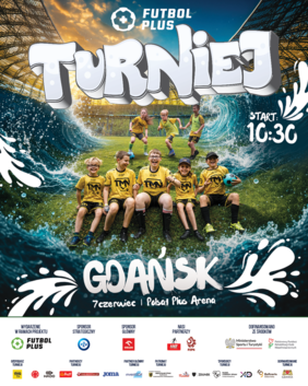 Pokaż zdjęcie: Plakat turnieju piłkarskiego Futbol Plus w Gdańsku. Na tle stadionu i fal morskich dzieci w żółtych strojach piłkarskich. Duży napis „TURNIEJ”, informacja „Start 10:30”, miejsce Polsat Plus Arena, data 7 czerwca oraz logotypy partnerów.