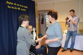 Pokaż zdjęcie: Wręczanie podziękowań dla darczyńców