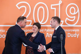 Pokaż zdjęcie: Pan Prezydent wręcza wyróżnienie dla Centrum Aktywności Międzypokoleniowej „Nowolipie” w Warszawie