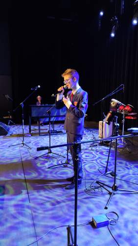 Pokaż zdjęcie: Wokalista Kacper Kozłowski