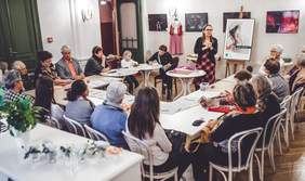 Pokaż zdjęcie: Warsztaty dla osób niewidomych przed spektaklem WESELE z audiodeskrypcją, fot. Dorota Koperska