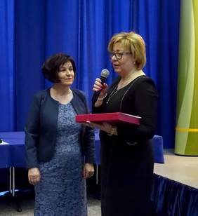 Pokaż zdjęcie: Marta Mordarska złożyła podziękowania i gratulacje na ręce Teresy Klimek - dyrektor Powiatowego Urzędu Pracy (fot. M. Olszowska)