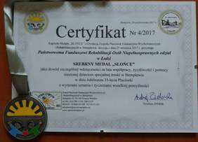 Pokaż zdjęcie: certyfikat oraz srebrny medal Słońce dla PFRON Oddziału Łódzkiego
