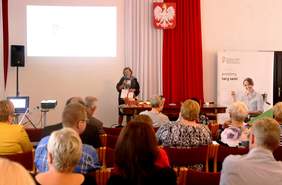 Prowadząca, Aleksandra Gierej i uczestnicy spotkania