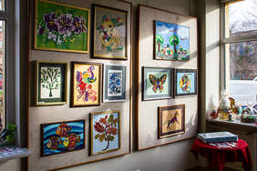 Prace plastyków z WTZ w Hajnówce.