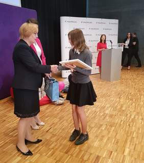 Pokaż zdjęcie: Marta Mordarska, dyrektor Małopolskiego Oddziału PFRON wręcza nagrody laureatom XII Małopolskiego Konkursu dla rodzin zastępczych i adopcyjnych  „Jeśli nie smartfon to co?"