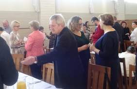 Pokaż zdjęcie: Życzenia podczas spotkania wigilijnego Stowarzyszenia "Promyk" oraz WTZ w Gostwicy