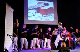 Pokaż zdjęcie: Występ artystyczny członków orkiestry 