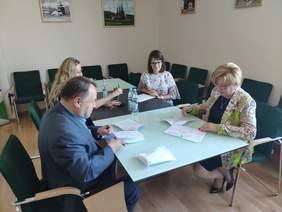 Pokaż zdjęcie: Marta Mordarska, Dyrektor Małopolskiego Oddziału PFRON podpisuje umowę w ramach Programu Wyrównywania Różnic Między Regionami z przedstawicielami Gminy Miejskiej Kraków