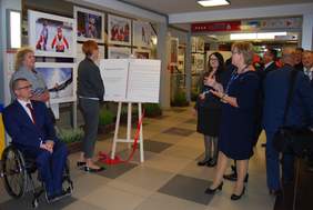 Otwarcie wystawy „Pragnę zwyciężać” w Pasażu Krynickim przez z Elżbietę Rafalską – Minister Rodziny, Pracy i Polityki Społecznej