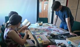 Pokaż zdjęcie: Testy gry "On the way - Latający reporterzy" w sali konferencyjnej w siedzibie Oddziału Małopolskiego PFRON