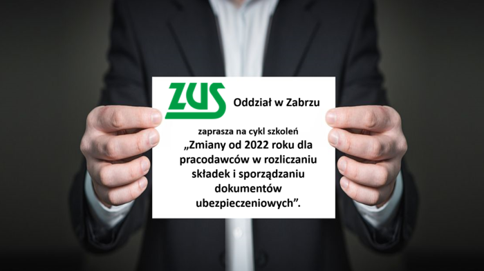 Pokaż zdjęcie: Fragment sylwetki mężczyzny w garniturze, który trzyma w rękach białą kartkę. Na niej logo ZUS i napis Oddział ZUS w Zabrzu zaprasza na cykl szkoleń. Szczegółowe informacje znajdują się w tekście.