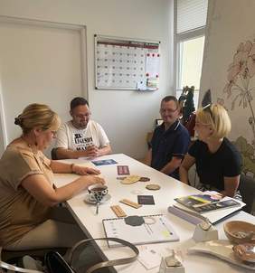 Pokaż zdjęcie: Marta Mordarska, dyrektor małopolskiego Oddziału PFRON z przedstawicielami  WTZ w Gostwicy