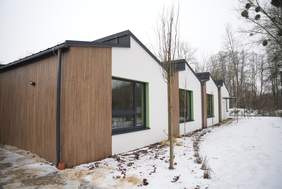 Budynek z dużymi oknami