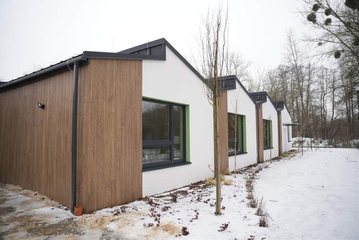 Budynek z dużymi oknami