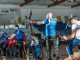 Pokaż zdjęcie: zawodnicy strzelają z łuku