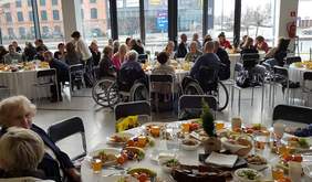 Pokaż zdjęcie: uczestnicy spotkania wigilijnego - opłatek 2017