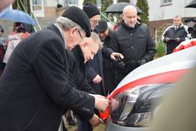 Pokaż zdjęcie: uroczyste przecięcie wstęgi i przekazanie samochodu Dyrekcji i mieszkańcom DPS