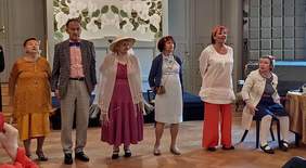 Pokaż zdjęcie: Spektakl przed rozdaniem nagród. Na scenie barwnie ubrani aktorzy Teatru Stańczyk