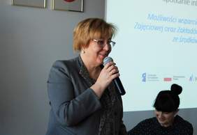 Pokaż zdjęcie: Otwarcie spotkania przez dyrektor Martę Mordarską
