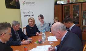 Pokaż zdjęcie: podpisanie umowy przez przedstawicieli Powiatu Zgierskiego: Bogdan Jarota  Starosta i Dominik Gabrysiak Wicestarosta oraz Dyrektor PUP w Zgierzu - Marta Pietrzak Kędzierawska