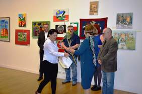 Pokaż zdjęcie: Wręczanie nagrody laureatce konkursu