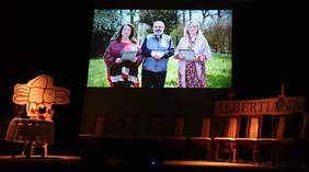 Pokaż zdjęcie: Inauguracja Albertiany. Na ekranie wyświetlane jest nagranie z organizatorami i prowadzącymi wydarzenie. Od lewej: Anna Dymna, Ks. Tadeusz Isakowicz-Zaleski oraz Lidia Jazgar