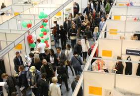 Pokaż zdjęcie: wystawcy i uczestnicy Akademickich Targów Pracy 2018