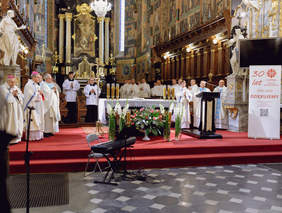 Pokaż zdjęcie: Zdjęcie wnętrza kościoła na zdjęciu widać księży stojący wokoło ołtarza