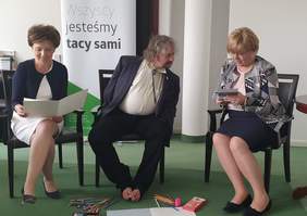 Pokaż zdjęcie: Od lewej: Prezes Marlena Maląg, artysta Stanisław Kmiecik oraz dyrektor Marta Mordarska 