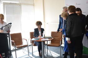 Pokaż zdjęcie: Prezes PFRON Marlena Maląg składa podpis. 