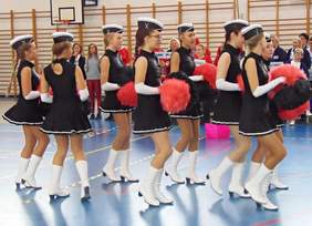 Pokaż zdjęcie: Pokaz artystyczny z udziałem tancerek z Dopiewa