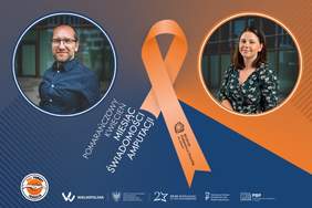 Pokaż zdjęcie: Pomarańczowa wstążka z logo Muzeum Pierwszych Piastów na Lednicy na pomarańczowo-niebieskim tle pomiędzy zdjęciami prelegentów spotkania. Obok napis: „Pomarańczowy kwiecień miesiąc świadomości amputacji”. Na dole widnieją logotypy partnerów akcji.