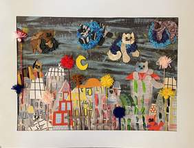 Pokaż zdjęcie: Praca wyklejana z różnych materiałów, drewna, papieru i wełny. Obrazuje miasto nocą i kolorowe koty. 