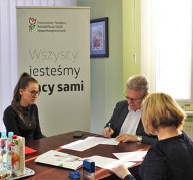 Pokaż zdjęcie: Podpisanie umowy z Karoliną Marcol Wiceprezes Zarządu Kartonex Sp. z o.o.