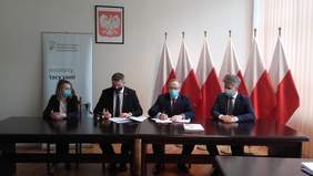Pokaż zdjęcie: PFRON - podpisanie umów, burmistrz miasta i gminy Chmielnik, p. Paweł Wójcik