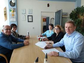 Przedstawiciele PSONI Koło w Jarosławiu podczas podpisania umowy w Oddziale Podkarpackim PFRON