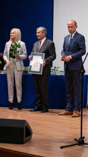 Pokaż zdjęcie: Wręczanie nagród przez Dyrektora Oddziału Śląskiego PFRON Jana Wrońskiego (w środku), fot. A. Majnusz