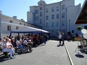 Pokaż zdjęcie: przywitanie mieszkańców oraz gości przez przedstawicieli władz lokalnych