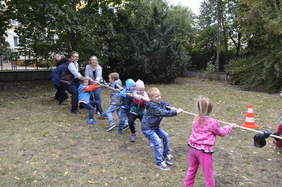 Pokaż zdjęcie: Podczas uroczystości najmłodsi wraz z rodzicami mogli wziąć udział w grach i zabawach